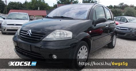 Autószerelő Citroen motoron dolgozik