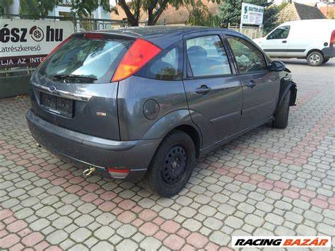 2001-es Ford Focus külső, parkolóban
