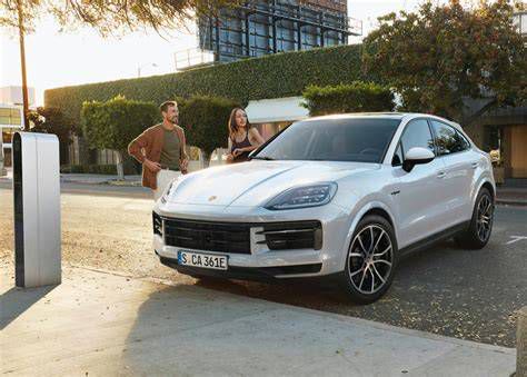 BYD Tang és Porsche Cayenne S Hybrid összehasonlítása