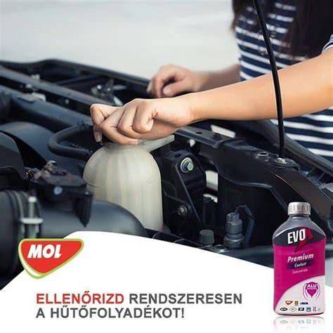 Autószerelő ellenőrzi a hűtőfolyadék szintjét