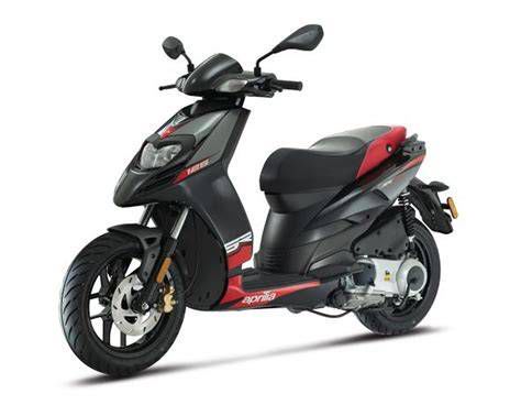 Aprilia SR 50 robogó oldalnézetből