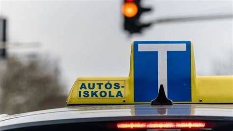 KRESZ vizsgára készülő tanuló monitor előtt