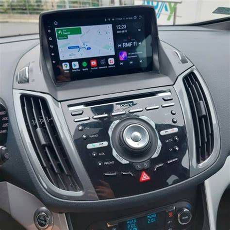 Ford C-Max műszerfalába épített multimédiás fejegység látványterve