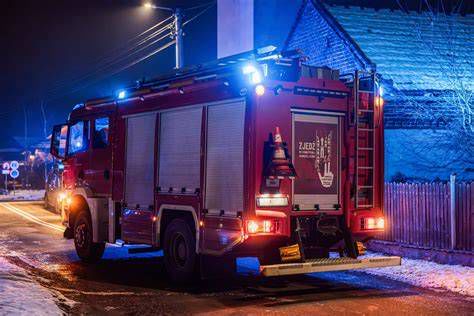 Egy klasszikus autó motortere részletesen, gyújtókábelekkel