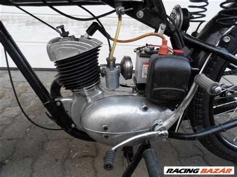 OT-rendszámmal ellátott veterán motorkerékpár