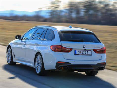 BMW M550d xDrive Touring csomagtartó nyitott állapotban