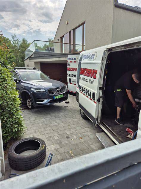 Mobil gumiszerviz autó a Balaton partján