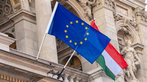 Magyarország új rendszámtáblája a címerrel és az EU-s jelzéssel