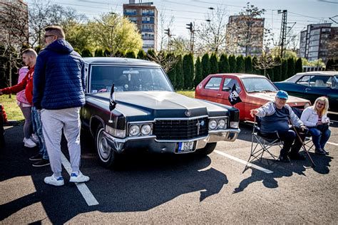 Veterán autók látványa a bajai főtéren