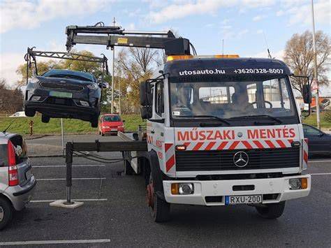 Darus autómentés akcióban, amely egy sérült járművet emel fel