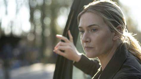 Kate Winslet, ahogy Mare karakterét megformálja az Easttowni rejtélyekben