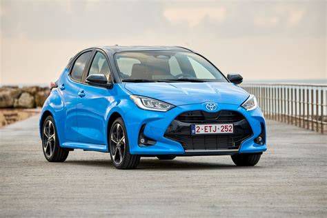 A Toyota Yaris XP210 modell városi környezetben