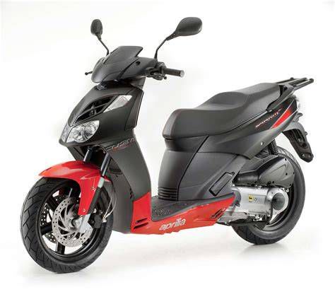 Aprilia Sportcity robogó a városban