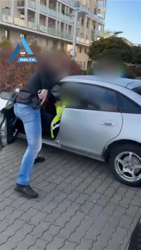 Autószerelő diagnosztikai eszközzel egy Mitsubishi mellett