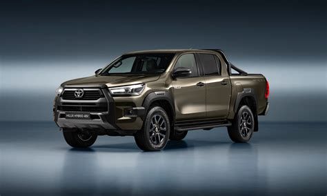 Toyota Hilux Invincible terepgyakorlat közben sáros úton