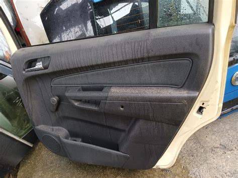 Autószerelő, aki Opel Zafira hátsó ajtó zárat javít