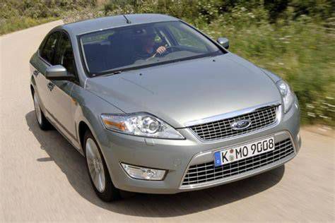 Különböző Ford Mondeo generációk fényszórói