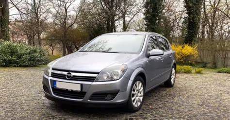 Az Opel Astra generátorszíjának ellenőrzése kopás jeleire