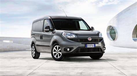 Fiat Doblo családi autó belülről, gyerekülésekkel