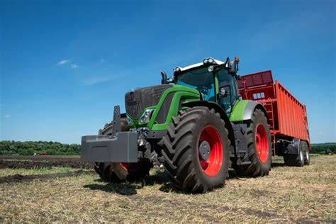 Современный трактор Fendt Vario в поле
