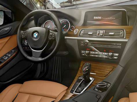 Инфографика, сравнивающая особенности интерьера: водительское место BMW против роскошного салона Mercedes