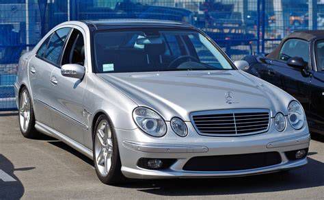 Mercedes W211 E-Class szemből