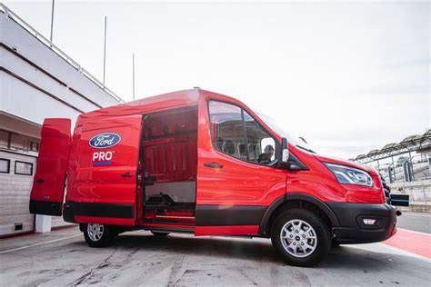 Szakember Ford Transittal és rögzített létrával