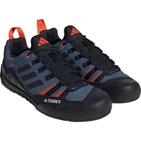 Az Adidas Terrex Swift Solo cipő oldalnézete, kiemelve a ripstop felsőrészt és a fűzést