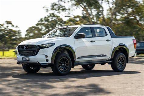 Mazda BT-50 с установленным кунгом и аксессуарами