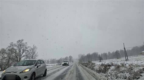 Elakadt motorháztető felnyitásának illusztrációja