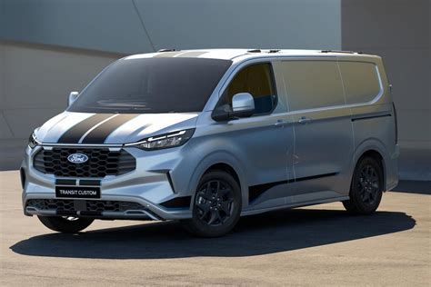 Ford Transit Custom Sport belső tér, sportülések és kontrasztos varrások