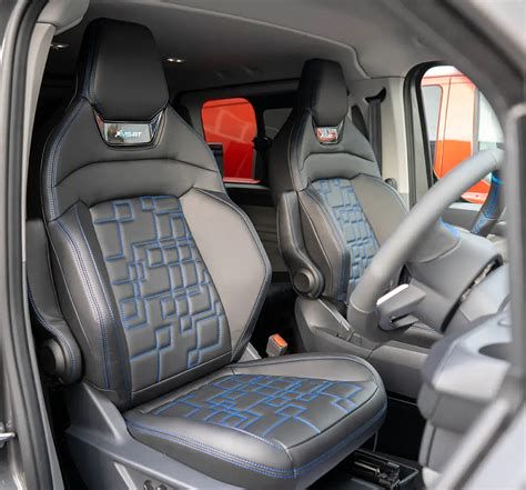 Ford Transit Custom MS-RT belső tér, sportkormány és prémium kárpitozás