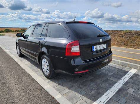Skoda Octavia II autó tetőcsomagtartóval és tetőboxszal