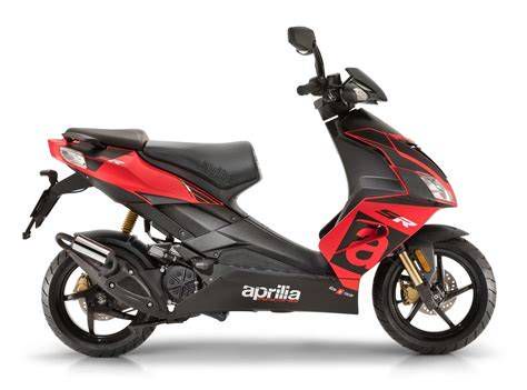 Aprilia SR 50 sportrobogó dinamikus pózban