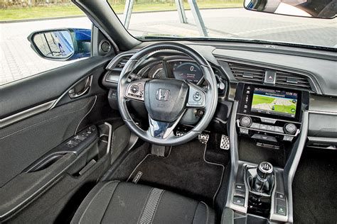 Honda Civic belső tér, a biztonsági öv csatjára fókuszálva