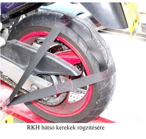 Rakomány rögzítése platós teherautón