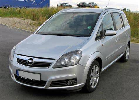 Opel Zafira B nyitott motorháztetővel