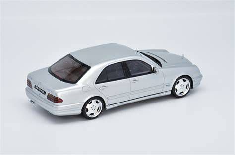 Mercedes W210 modell autóval esőben
