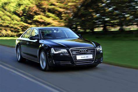 Audi A8 на дороге