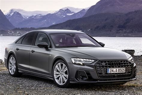 Интерьер Audi A8 с акцентом на комфорт задних сидений