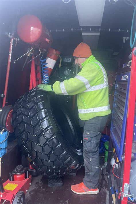 Sárga villogóval felszerelt munkagép autópályán