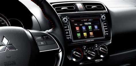 Interni della Mitsubishi Space Star con schermo multimediale