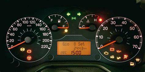 Cruscotto della Mitsubishi Space Star con spie accese
