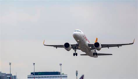 Airbus A320 futóműve a fűben a Budapest Airporton