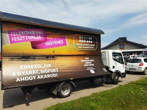 Mobil óriásplakát jármű egy városi utcán