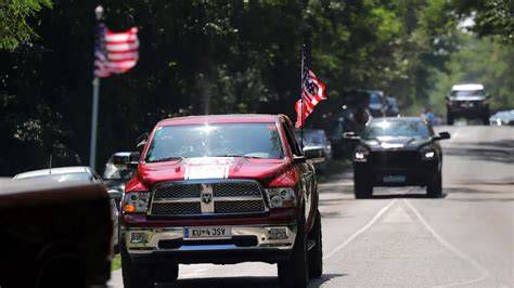 Az amerikai autók felvonulása a Monostori Erődben