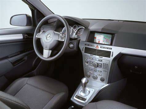 Салон и панель управления Opel Astra H