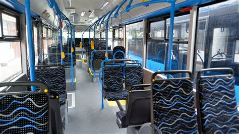 Biztonsági övvel felszerelt busz belső tere