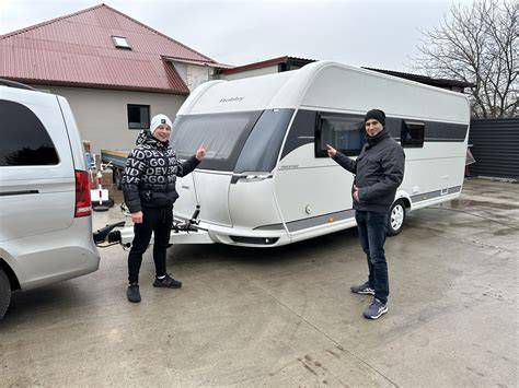 Elégedett ügyfelek csoportja kisbusszal