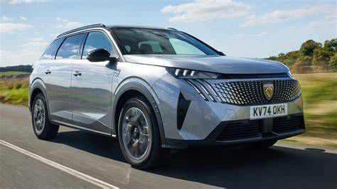 Autószerelő szereli a Peugeot 5008 olajszűrőházat